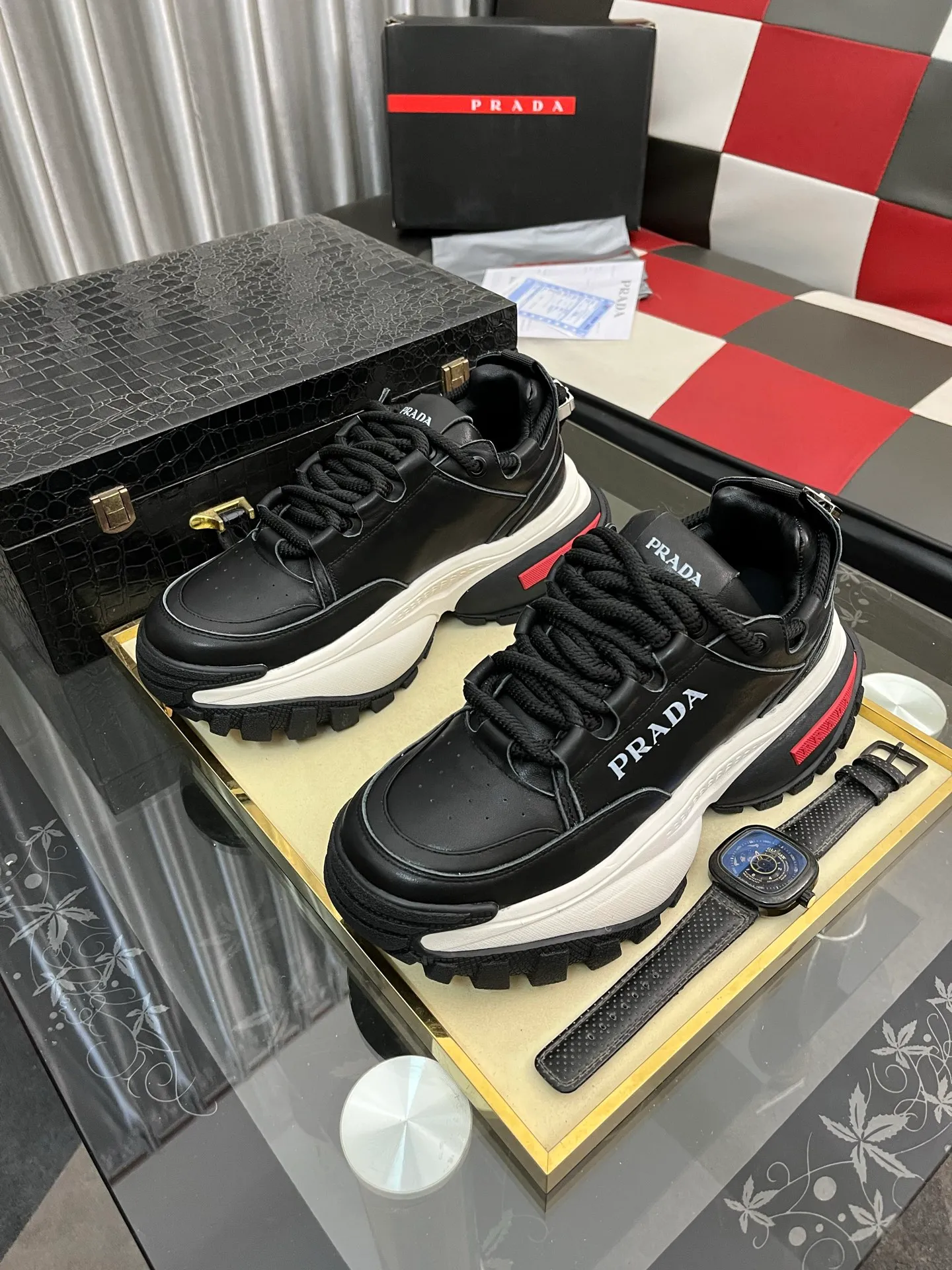 Men's shoes 💰: 800⌚️⌚️🔝High version The new PRADA (Prada) counters are launched simultaneously. The new men's shoes and 😘fabric are selected from first-layer cowhide and are made by pure handicrafts. Lining: Full cowhide lining. 👍🏿 High-end ☄️ air-cushion molded anti-slip rubber outsole, exquisite lines, simple and elegant, comfortable and high-end for leisure travel. Code number: 38 to 443️⃣Colors available
